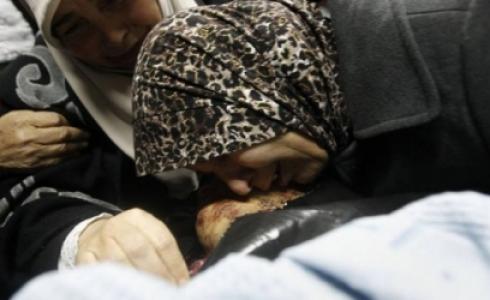 والدة الشهيد أحمد كوازبة أثناء وداعه