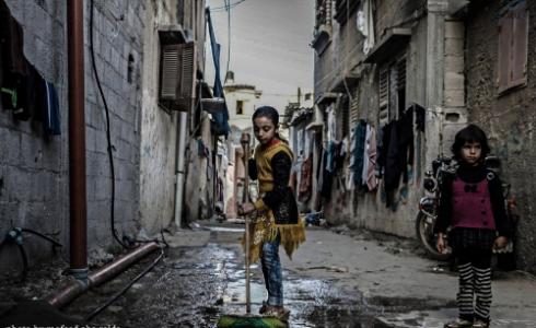 طفلة بأحد شوارع مخيم الشاطئ بغزة