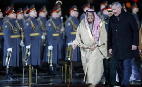 العاهل السعودي يصل موسكو