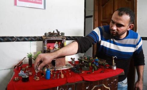 مجدي أبو طاقية يطوع فن المصغرات في مخيم النصيرات