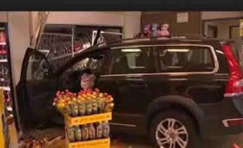  اصطدم بمتجر للتسوق في المحطة