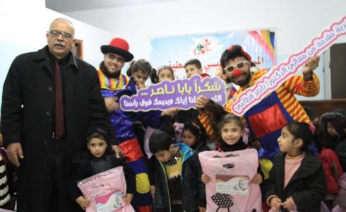 الوزير ناصر قطامي يقدم هدايا للأطفال بمناسبة يوم السرطان العالمي