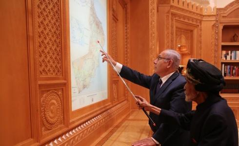 بنيامين نتنياهو رئيس الحكومة الإٍسرائيلية في عمان خلال لقاءه السلطان قابوس