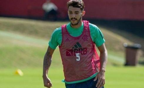 لاعب فريق فلامينغو البرازيلي غوستافو هنريكي