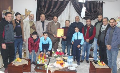 مجلس إدارة نادي الزيتون يكرم رجل الأعمال الحاج بهجت حمد "أبو سليمان"