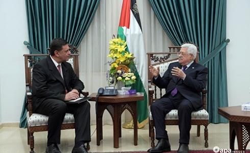 الرئيس الفلسطيني محمود عباس والسفير الروماني
