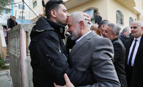 هنية يزور أسرى محررين 