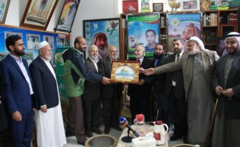 نواب حماس في زيارة لبيت الشهيد أحمد ياسين
