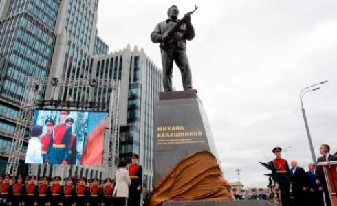 تمثال ميخائيل كلاشنيكوف