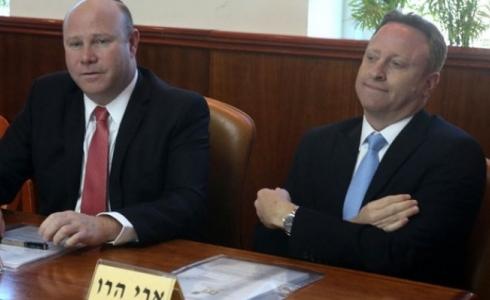 هارو (من اليمين) في مكتب رئيس الحكومة