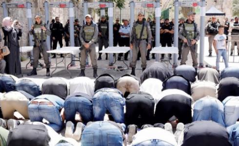 المواطنون يؤدون الصلوات قرب أبواب الأقصى