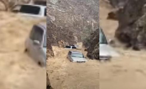 انقاذ أشخاص جرفت السيول سياراتهم في الشارقة -الامارات- السيول-