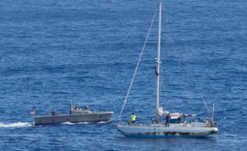 قارب تابع للبحرية الأميركية يقترب لإنقاذ سيدتين بقيتا في البحر لأشهر