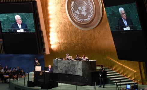 الرئيس عباس خلال القاءه الخطاب