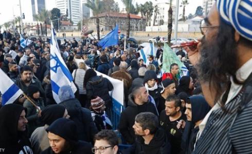 متظاهرون مؤيدون للجندي إيلور عزريا أمام وزارة الدفاع الإسرائيلية