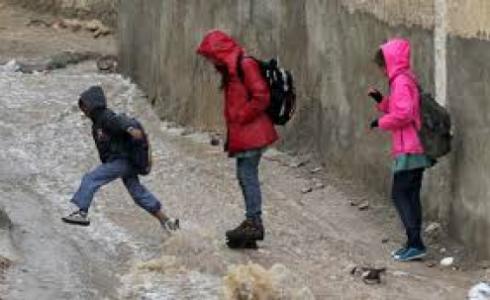 طلبة المدارس في ظل الأمطار