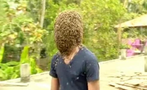 شاب هندي يقرأ كتاباً ووجهه مغطى