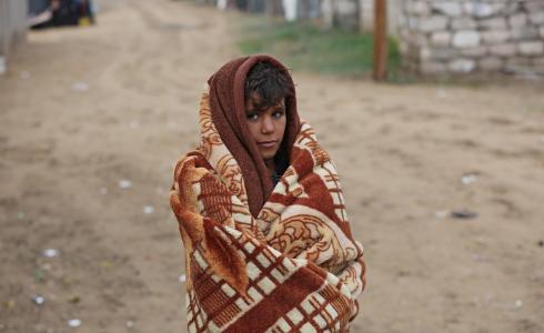 طفل يحتمي من البرد في مخيم نهر البارد اليوم في خانيونس جنوب القطاع 
