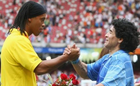 مارادونا ورونالدينيو يشاركان في المباراة