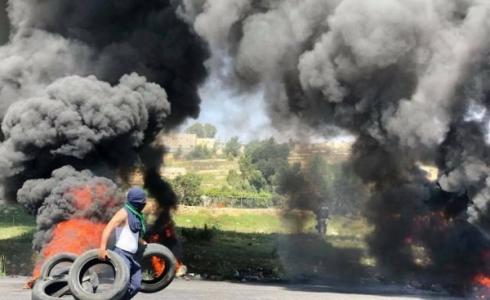 مواطن يشعل اطارات مطاطية في جمعة الكوشوك شرق قطاع غزة