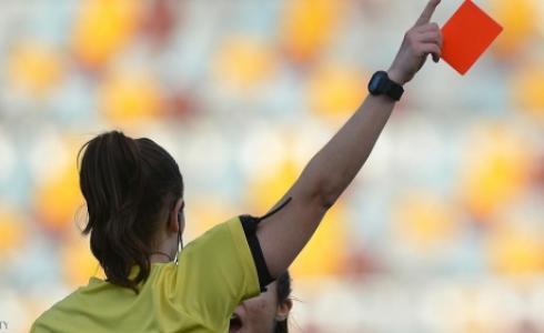 الحكمة فرت من اللاعب إلى غرفة داخل الملعب