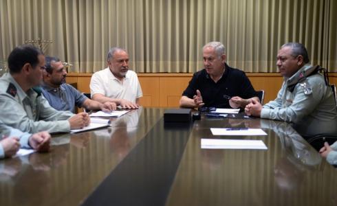 اجتماع رئيس الحكومة الإسرائيلية بنيامين نتنياهو ووزير الأمن الإسرائيلي أفيغدور ليبرمان وقادة أركان الجيش الإسرائيلي لمناقشة التصعيد في غزة