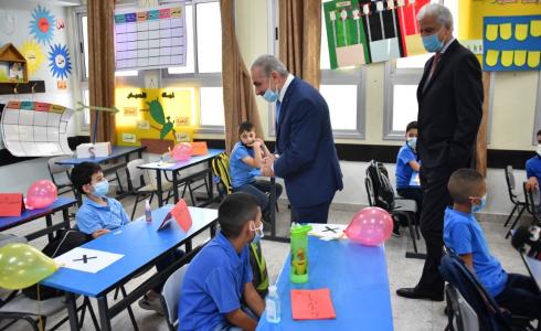 جولة لرئيش الوزراء محمد اشتية على المدارس - أرشيف