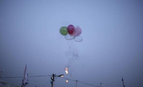 إطلاق بالونات حارقة صوب غلاف غزة -ارشيف-