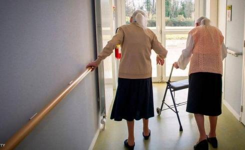 مسنة مصابة بالأمراض _ تعبيرية