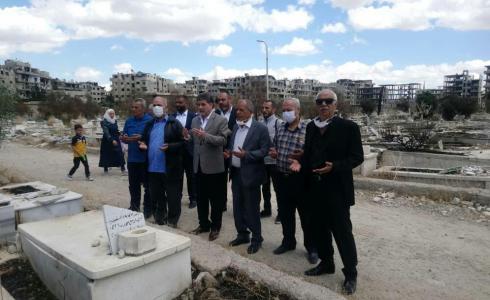عبد الهادي يزور مقبرة الشهداء في مخيم اليرموك 