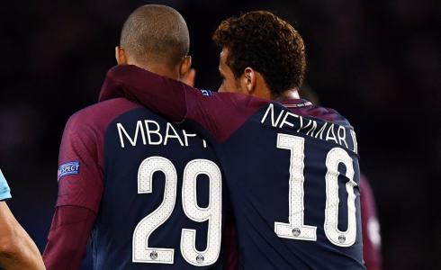 لاعبا فريق باريس سان جيرمان البرازيلي نيمار دا سيلفا والفرنسي كيليان مبابي