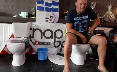 الرجل البلجيكي يجلس على المرحاض