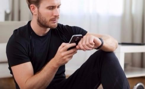 الساعات الذكية وأساور اللياقة البدنية