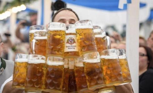 حمل عددًا كبيرًا من أكواب البيرة