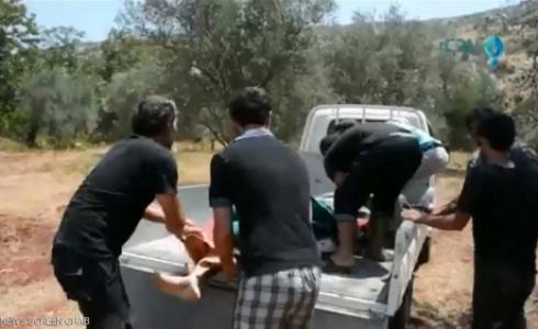 نقل ضحايا الغارات على منطقة قرب ضفة نهر في إدلب.