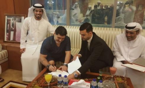 مارادونا خلال توقيع العقد الرسمي