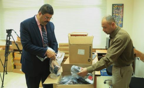 تربية رام الله تتسلم من اللجنة الوطنية أجهزة تقنية للتعليم عن بعد