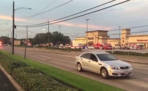 صورة تظهر سيارات الطوارئ في مكان إطلاق النار