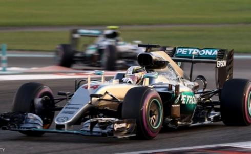 سيارتا هاميلتون وروزبرغ خلال سباق أبوظبي