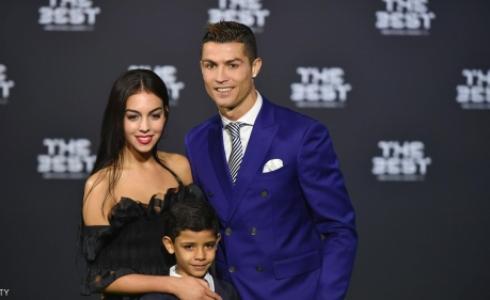  رونالدو مع صديقته جورجينا رودريغيز.