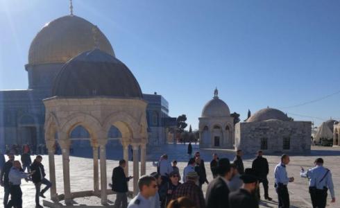 مستوطنون يعتلون قبة الصخرة بعد اقتحام الأقصى