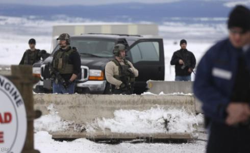 عناصر من الشرطة الفيدرالية أمام حديقة مالور قبل إنهاء احتلالها المسلح