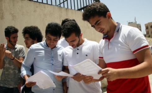 توضيحية- طلبة يتابعون نتائج التوجيهي