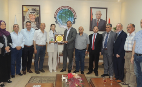 وفد من جهاز الاحصاء يزور مقر جمعية رجال الاعمال بغزة