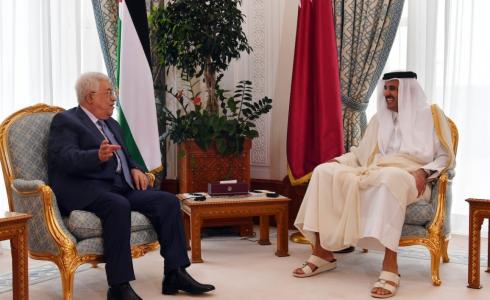الرئيس عباس خلال اجتماع سابق مع أمير قطر