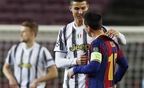 رونالدو وميسي خلال مواجهتهما أمس بدوري الأبطال