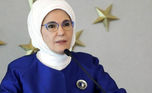 زوجة اردوغان تواسي الضحايا والمتضررين