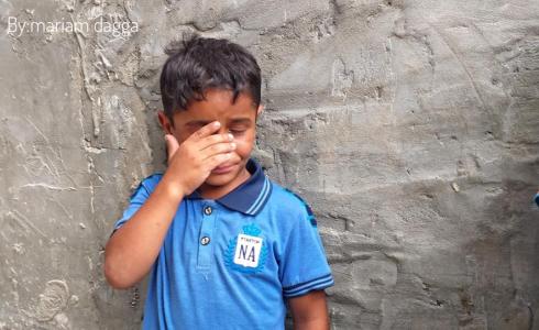 طفل يبكي خلال وداعه أحد شهداء مسيرة العودة في غزة -صورة ارشيفية-