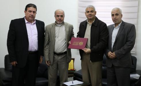  توقع اتفاقية لتسديد الرسوم الجامعية من مستحقات الموظفين
