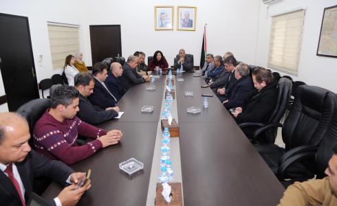 رواجبة يلتقي وزيرة الاقتصاد الوطني ويبحث معها واقع المحافظة